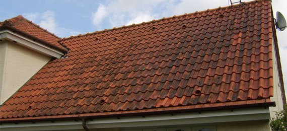 Couvreur à Montgeron nettoie votre toit